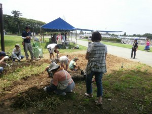 7月ムスカリ掘り取り来園者とパートナー