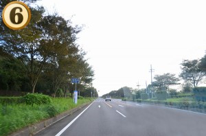 西駐車場・臨時駐車場の前の道路に出ます